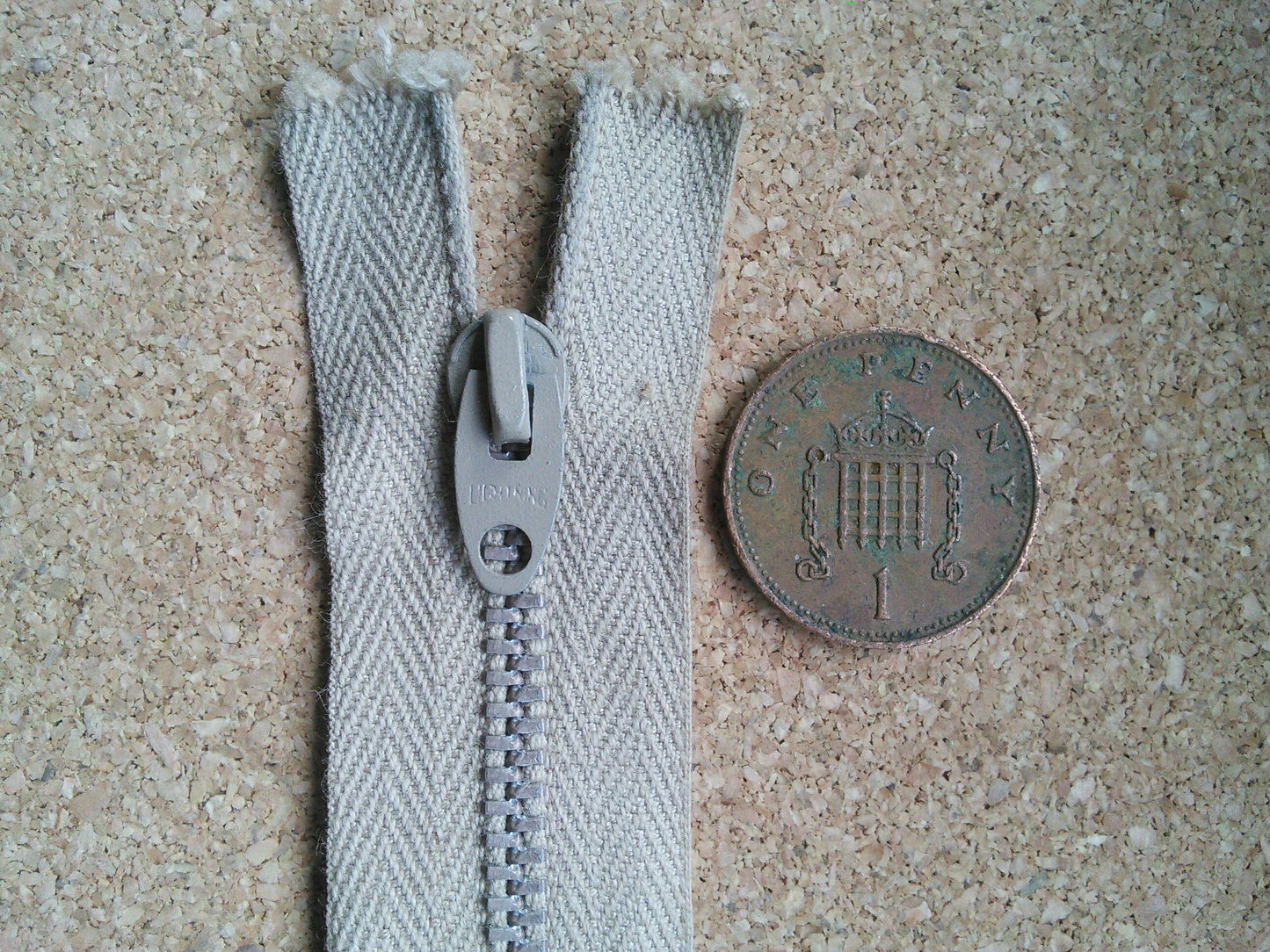 Beige New Metal Zip Vintage 20 inch (51 cm) closed end