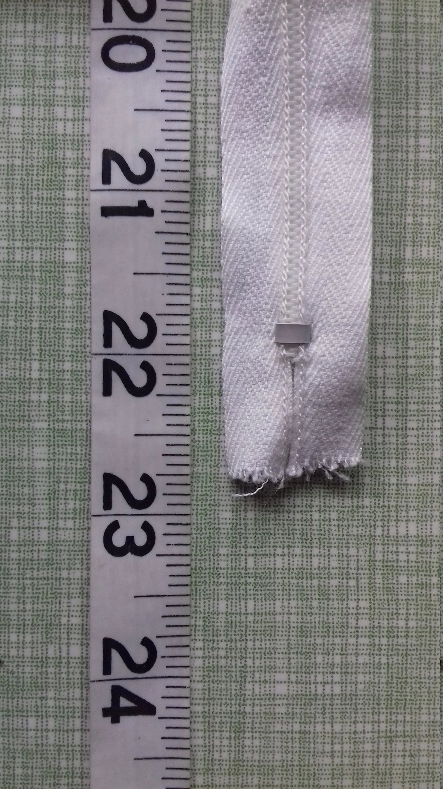 White nylon zip 22 inch (56 cm) closed end