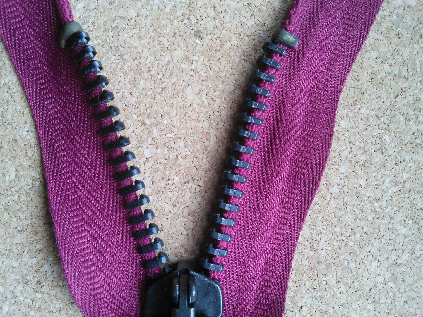 Deep raspberry zip red/burgundy chunky black metal 6 inch (15cm) closed end Size 5