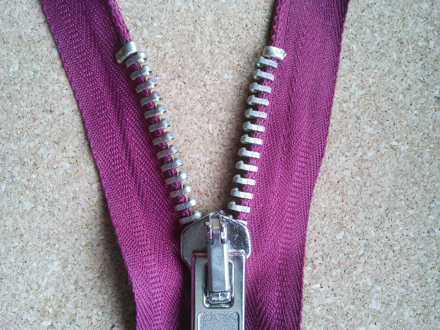 Deep raspberry zip red/burgundy very chunky heavy pale gold 6 inch (15cm) closed end Size 8