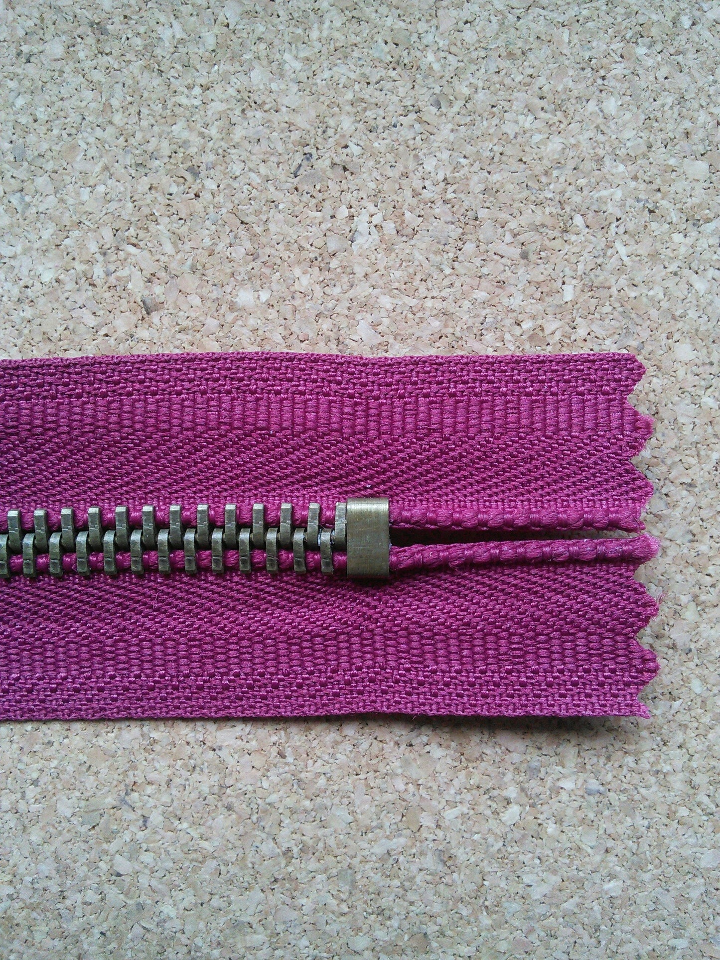 Deep raspberry zip red/burgundy chunky heavy antique brass metal 6 inch (15cm) closed end Size 5