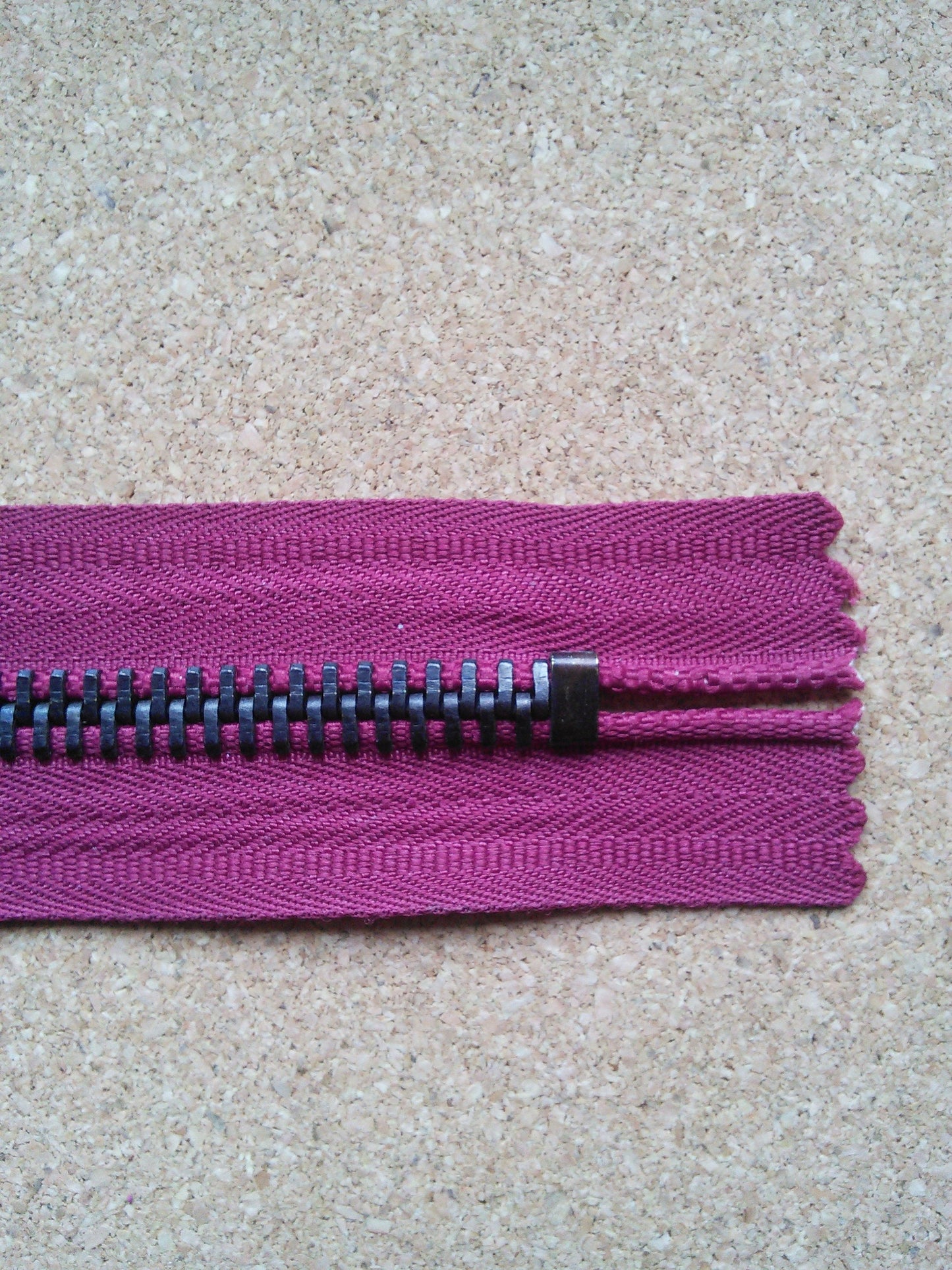 Deep raspberry zip red/burgundy chunky black metal 6 inch (15cm) closed end Size 5