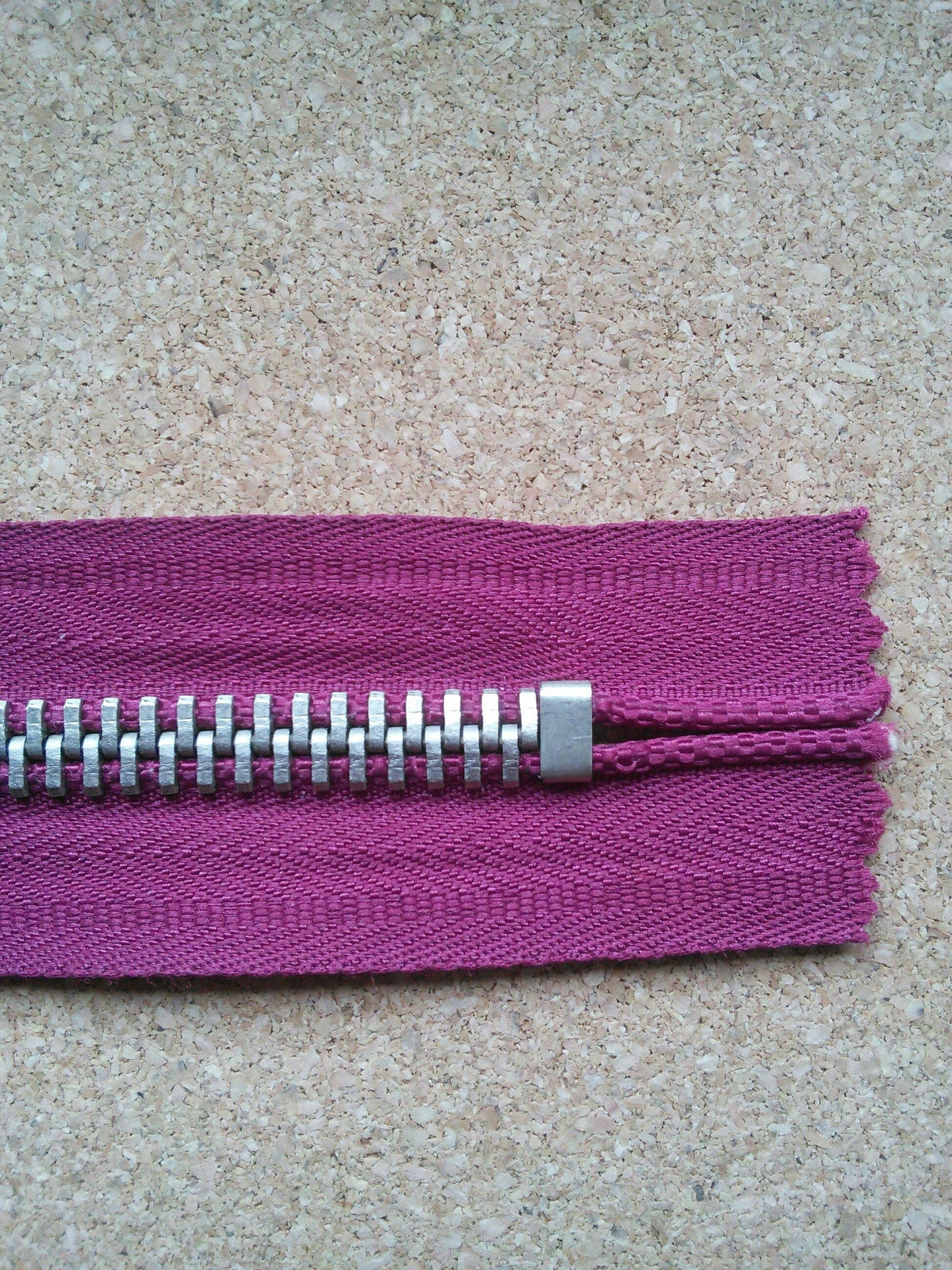 Deep raspberry zip red/burgundy very chunky heavy pale gold 6 inch (15cm) closed end Size 8