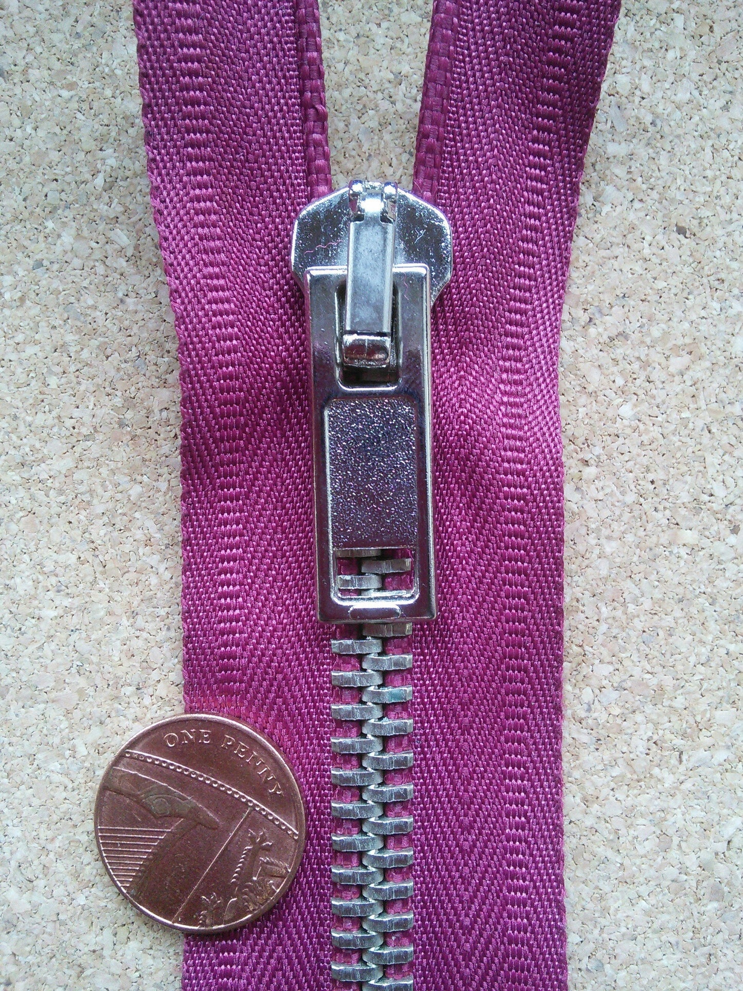Deep raspberry zip red/burgundy very chunky heavy pale gold 6 inch (15cm) closed end Size 8