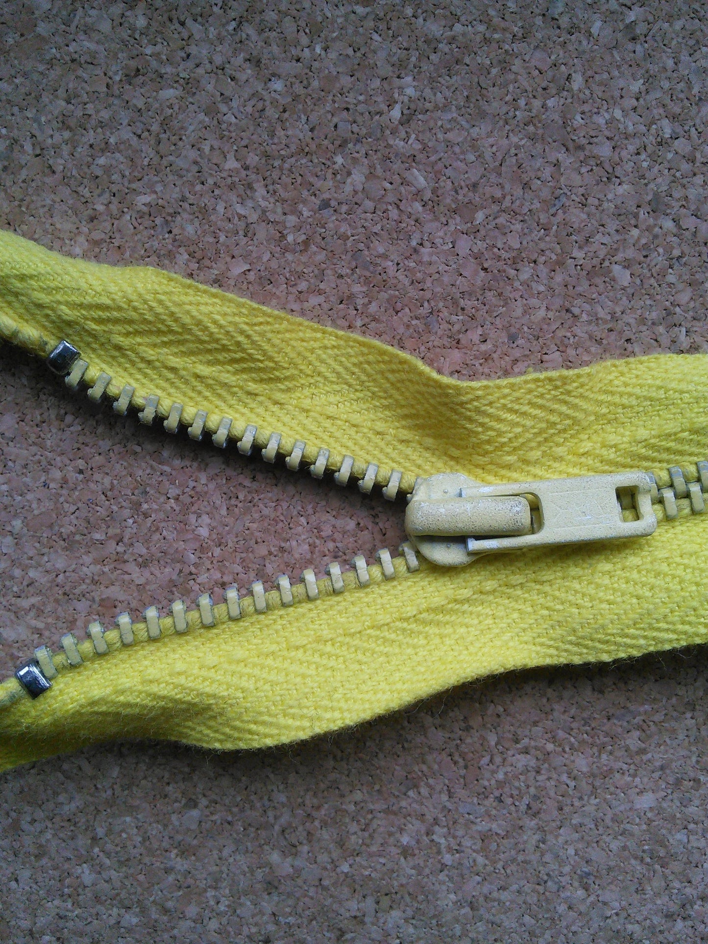Yellow metal zip 20.5 inch (52cm) closed end