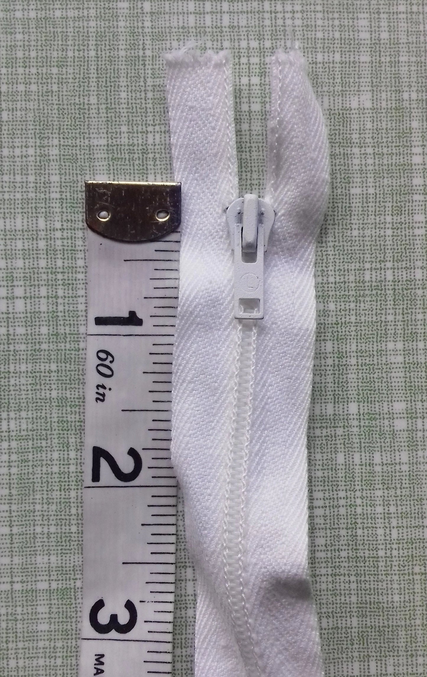 White nylon zip 22 inch (56 cm) closed end