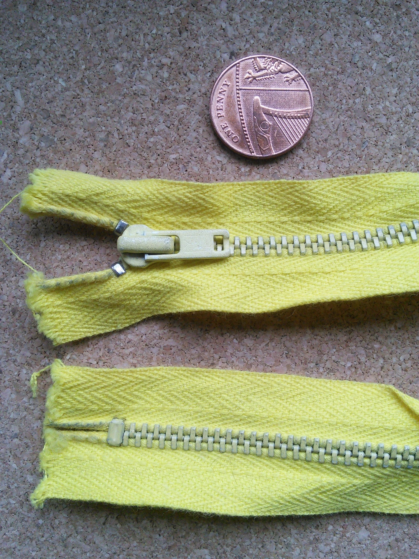 Yellow metal zip 20.5 inch (52cm) closed end