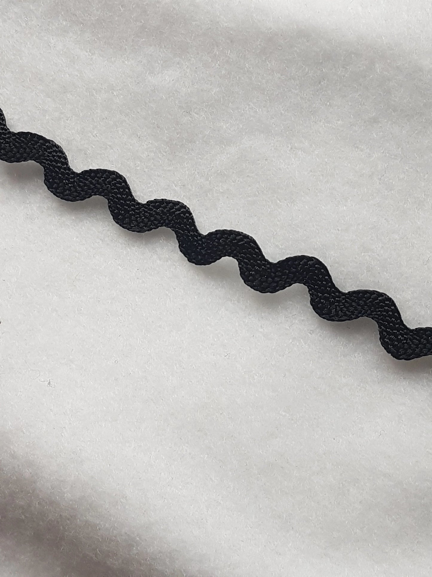 Black Rik Rak 0.5cm Vintage Trim