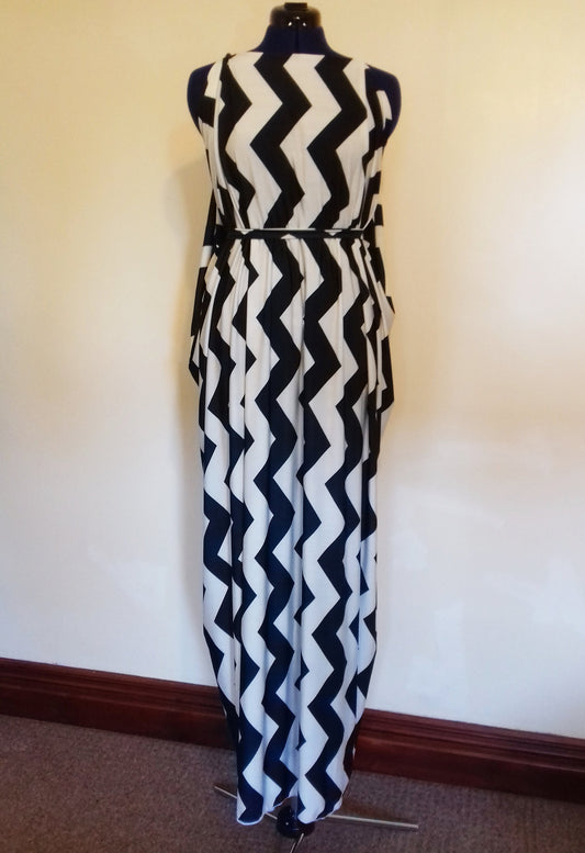 Cream / Dark Green Zig Zag Pattern Dress